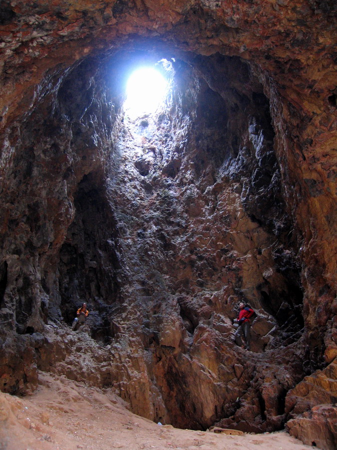 CRW_0383 Пещерка с дыркой в потолке