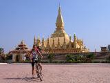 CRW_0484 Главная достопримечательность Pha That Luang символизирует Буддистскую веру и Лаосскую независимость