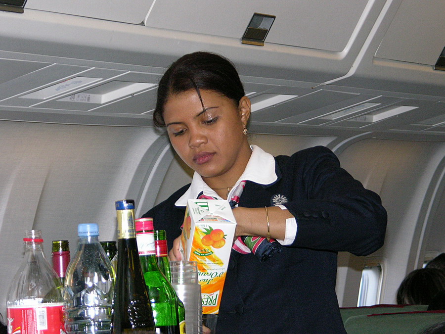 DSCN0159 А в нём симпатичненькие стюардессы-малагасийки