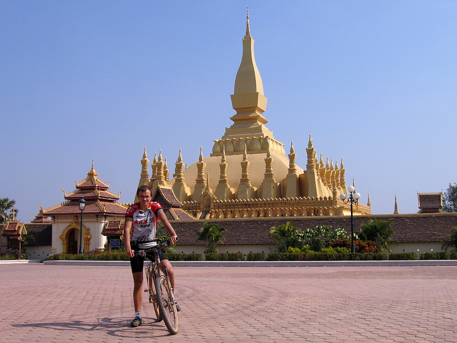 CRW_0484 Главная достопримечательность Pha That Luang символизирует Буддистскую веру и Лаосскую независимость